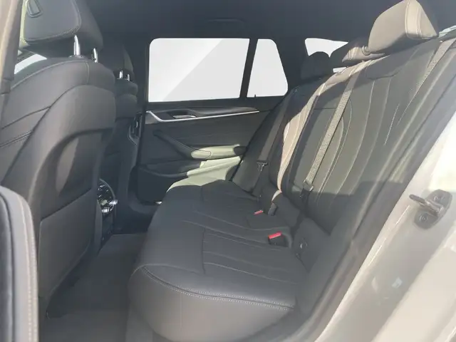 BMW 5 Series view 14