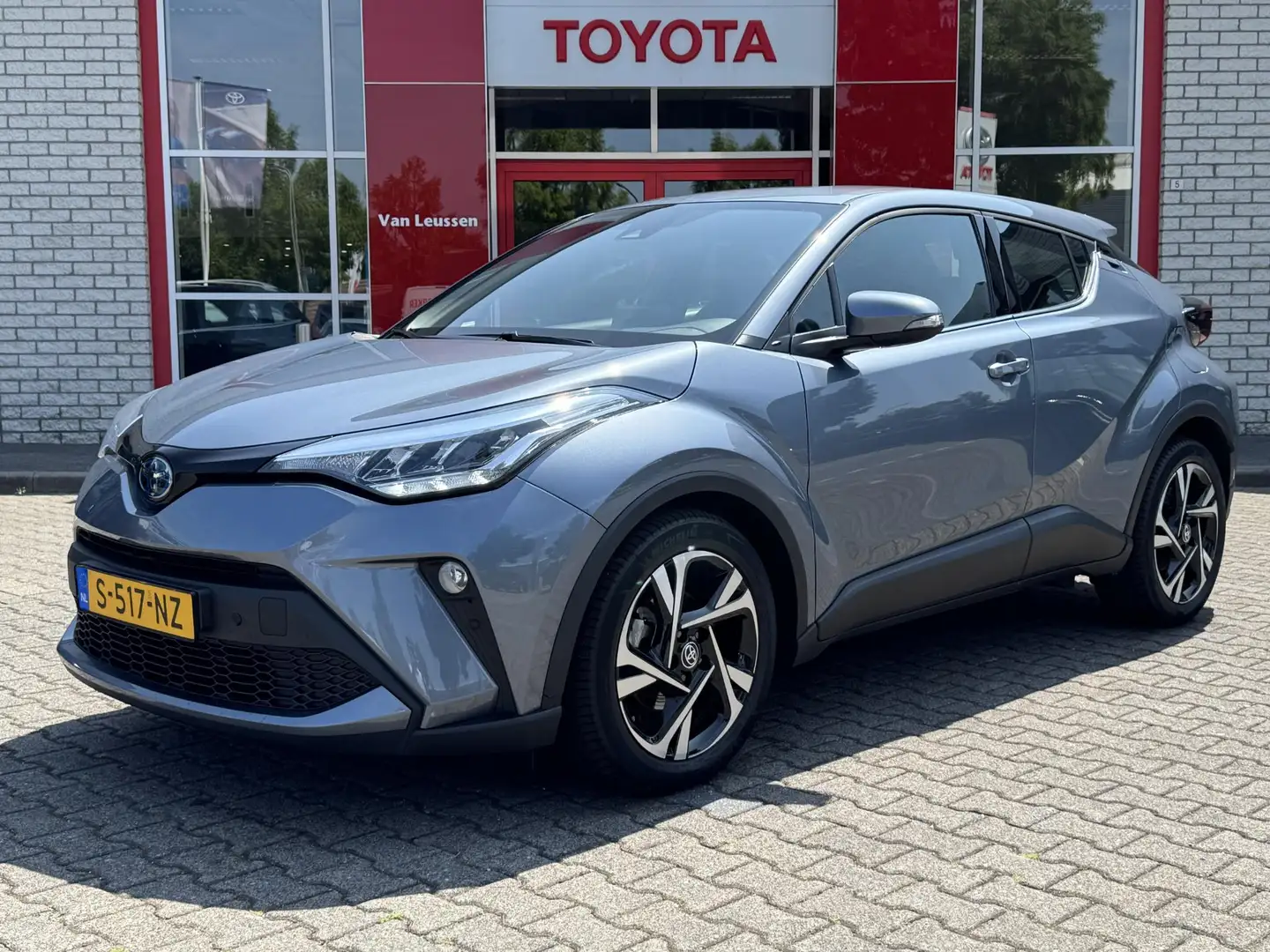Toyota C-HR 1.8 HYBRID DYNAMIC BLIND-SPOT APPLE/ANDROID KEYLES Grijs - 1