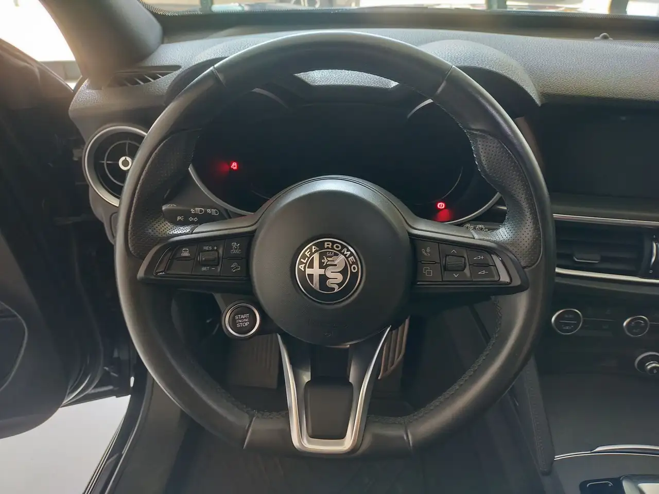 Alfa Romeo Stelvio 2023 — фото 12