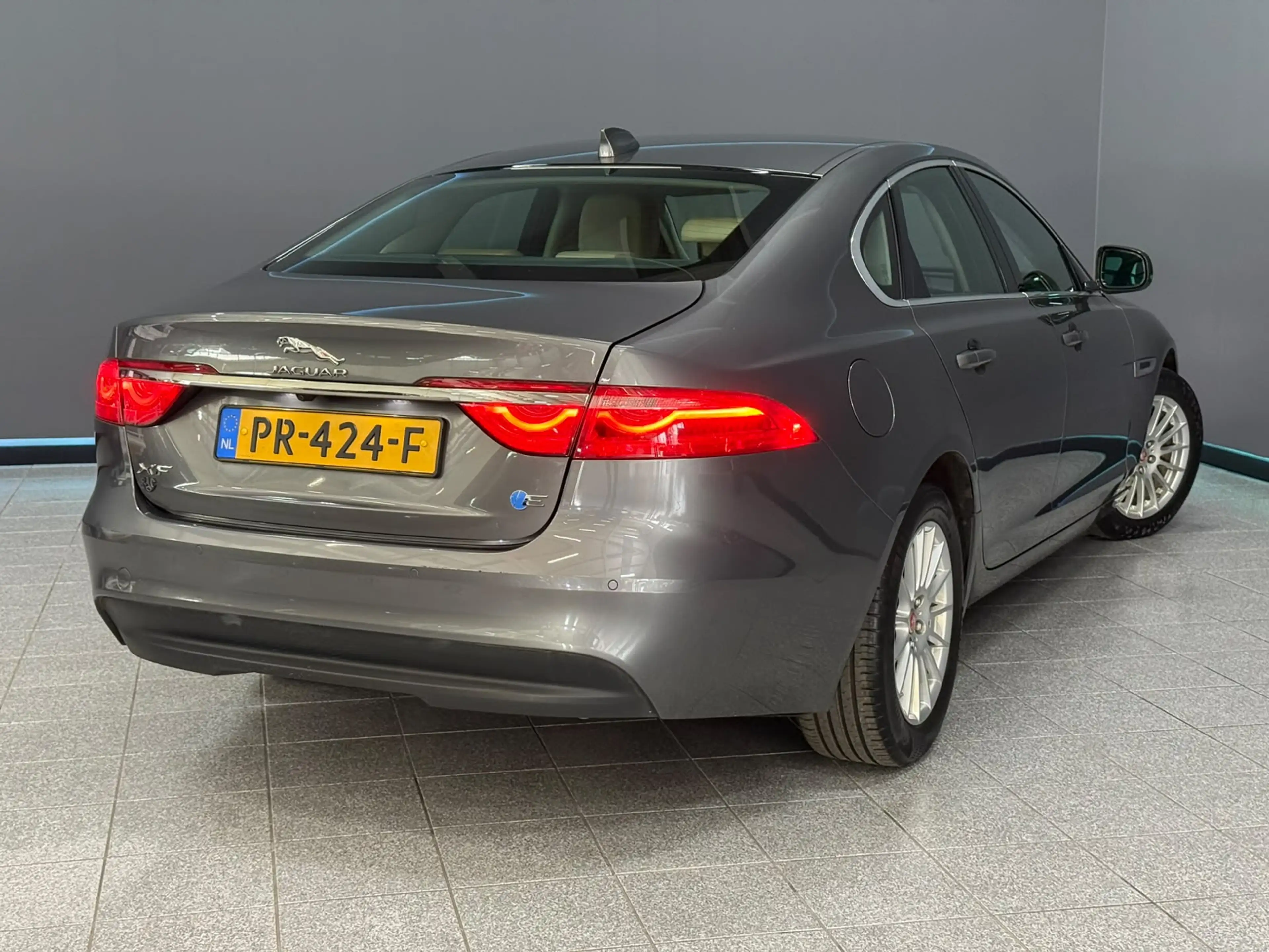 Jaguar XF 2.0d Portfolio volledig dealer onderhouden — photo 2