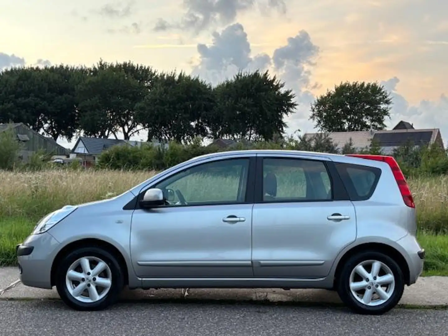 Nissan Note 1.6 First Note 5-Drs Automaat ECC Audio/CD Electri Grijs - 2