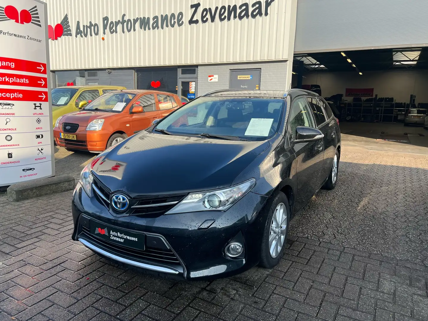 Toyota Auris 1.8 Hybrid Lease+ Negro - 1