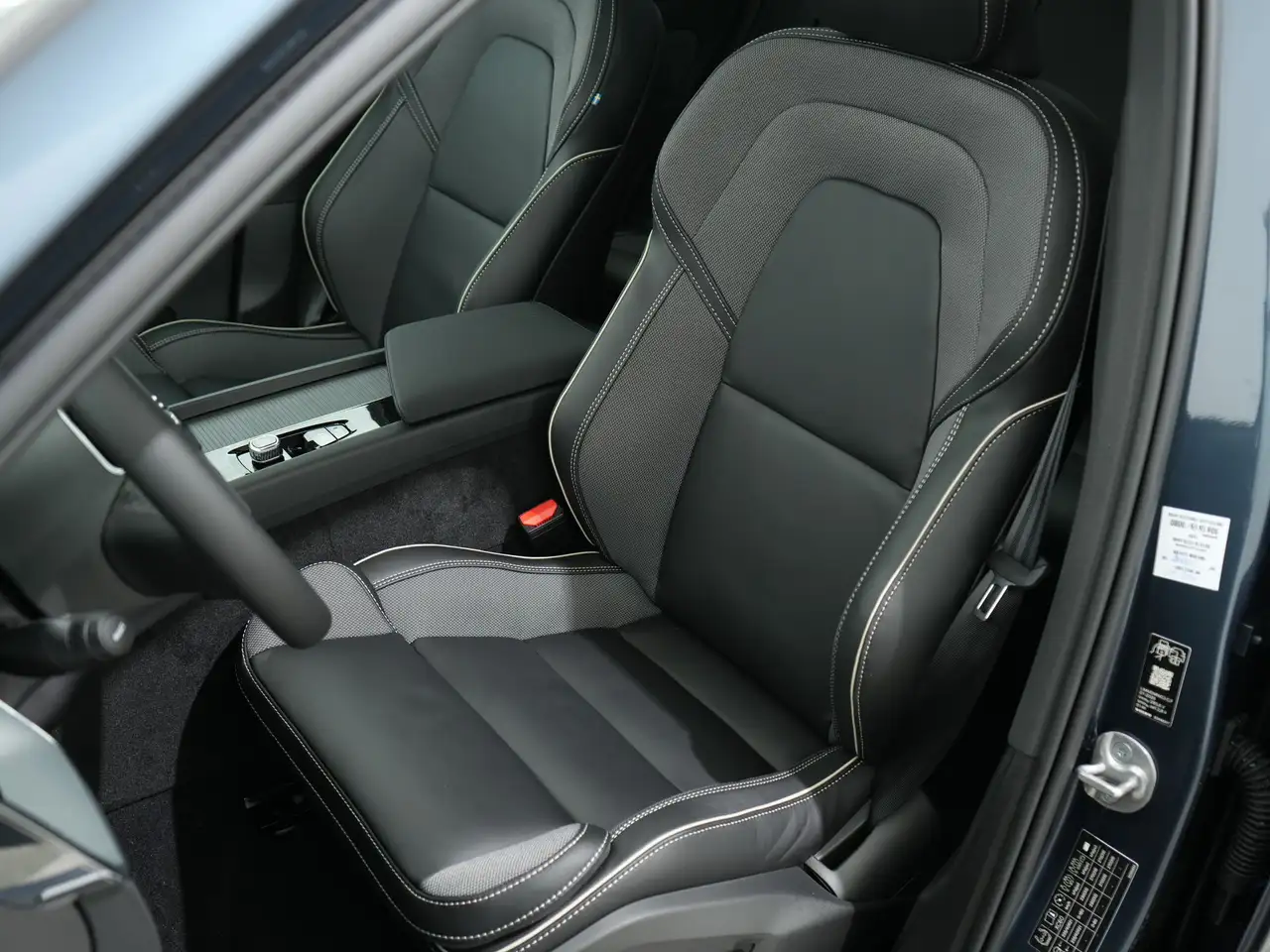 Volvo XC60 2.0 T8 RECHARGE AWD 455PK PLUS BLACK EDITION AUT8, миниатюра 4