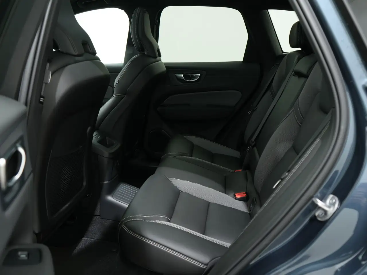 Volvo XC60 2.0 T8 RECHARGE AWD 455PK PLUS BLACK EDITION AUT8, миниатюра 17