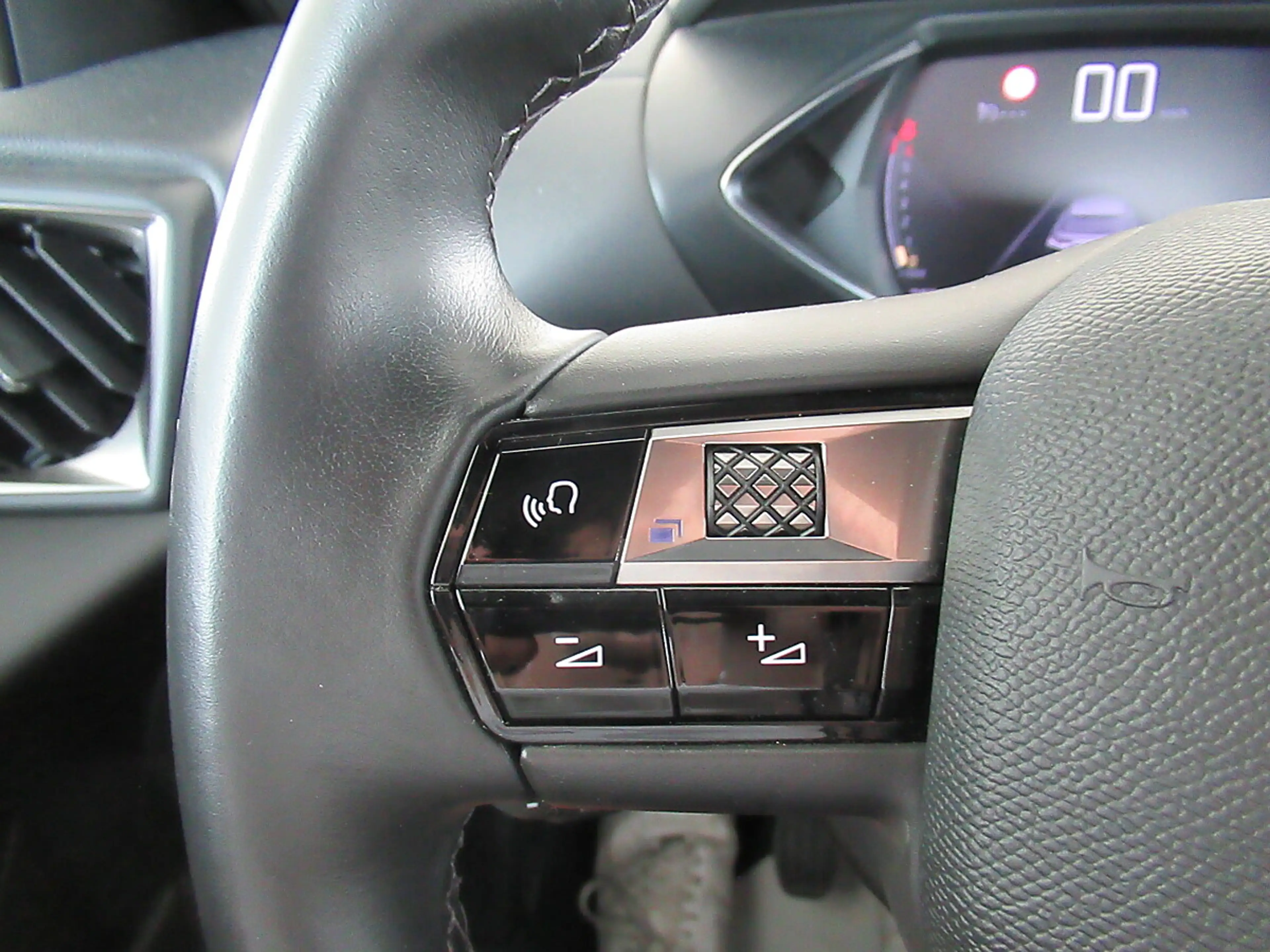 DS Automobiles DS 3 DS3 Crossback PureTech 100 S&S Manuell Bastille — photo 11