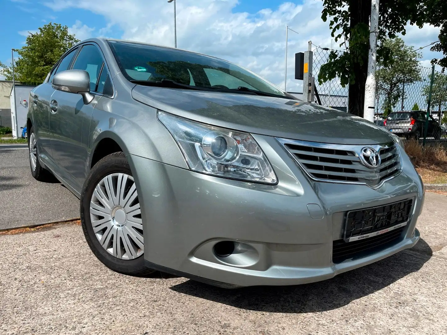 Toyota Avensis Basis Argent - 1