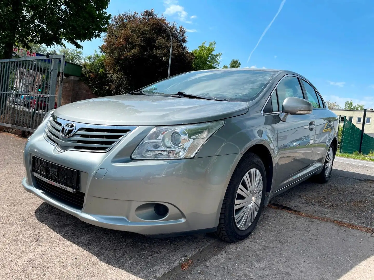 Toyota Avensis Basis Argent - 2