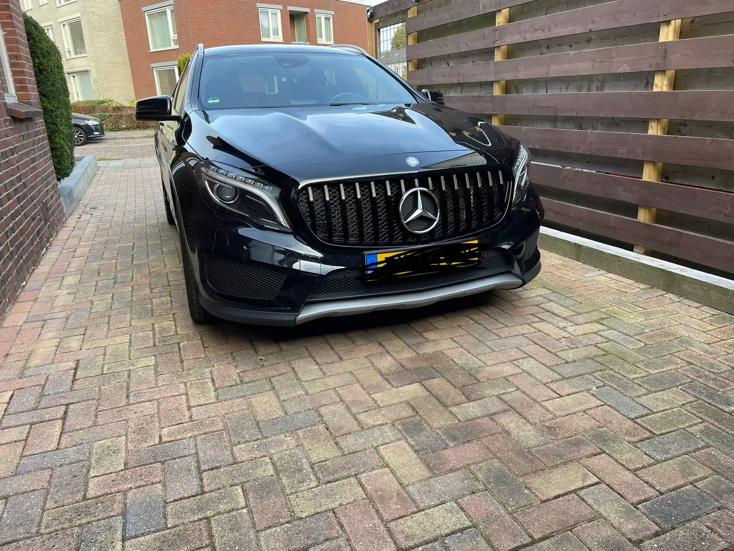 Mercedes-Benz GLA 200 Edition 1 AMG pakket Černá - 2