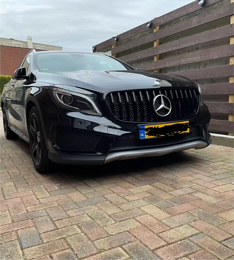 Mercedes-Benz GLA 200 Edition 1 AMG pakket Černá - 1