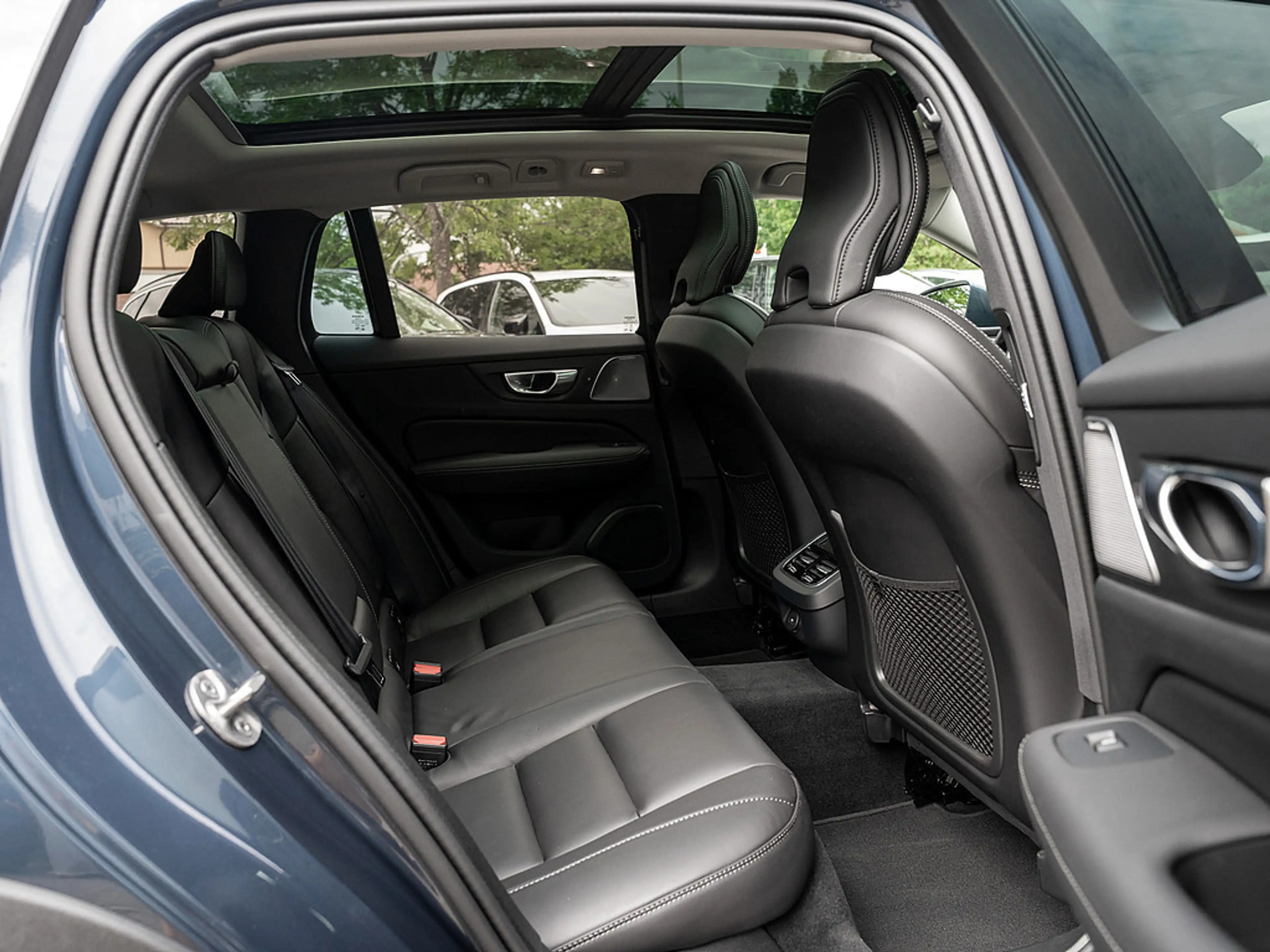 Volvo V60 Cross Country B5 AWD Ultimate 360° PANO — photo 4