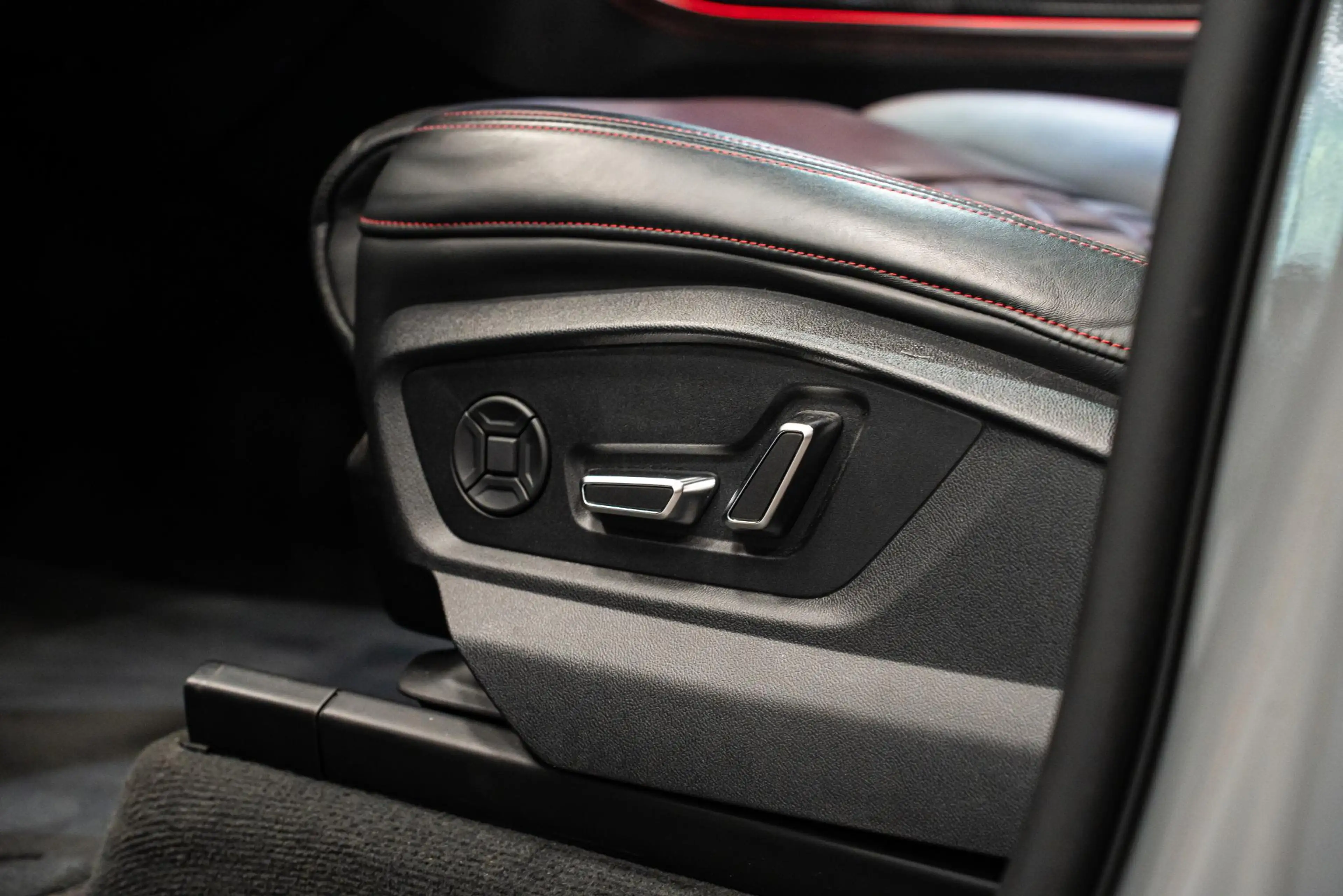 Audi SQ8 4.0 TFSI quattro *Bang & Olufsen / Panorama / Vier — photo 26