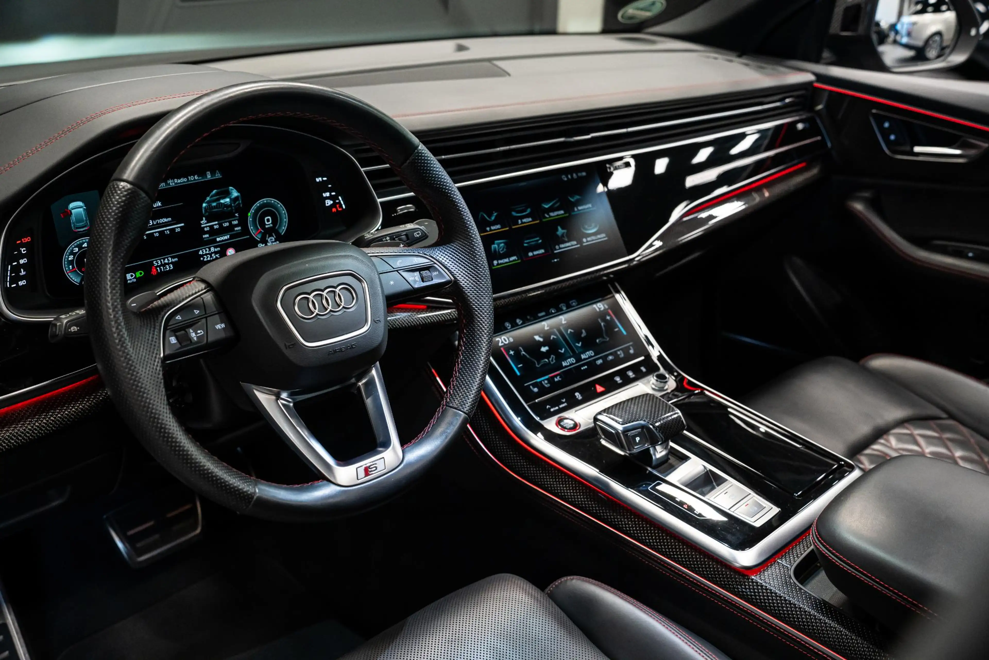 Audi SQ8 4.0 TFSI quattro *Bang & Olufsen / Panorama / Vier — photo 25