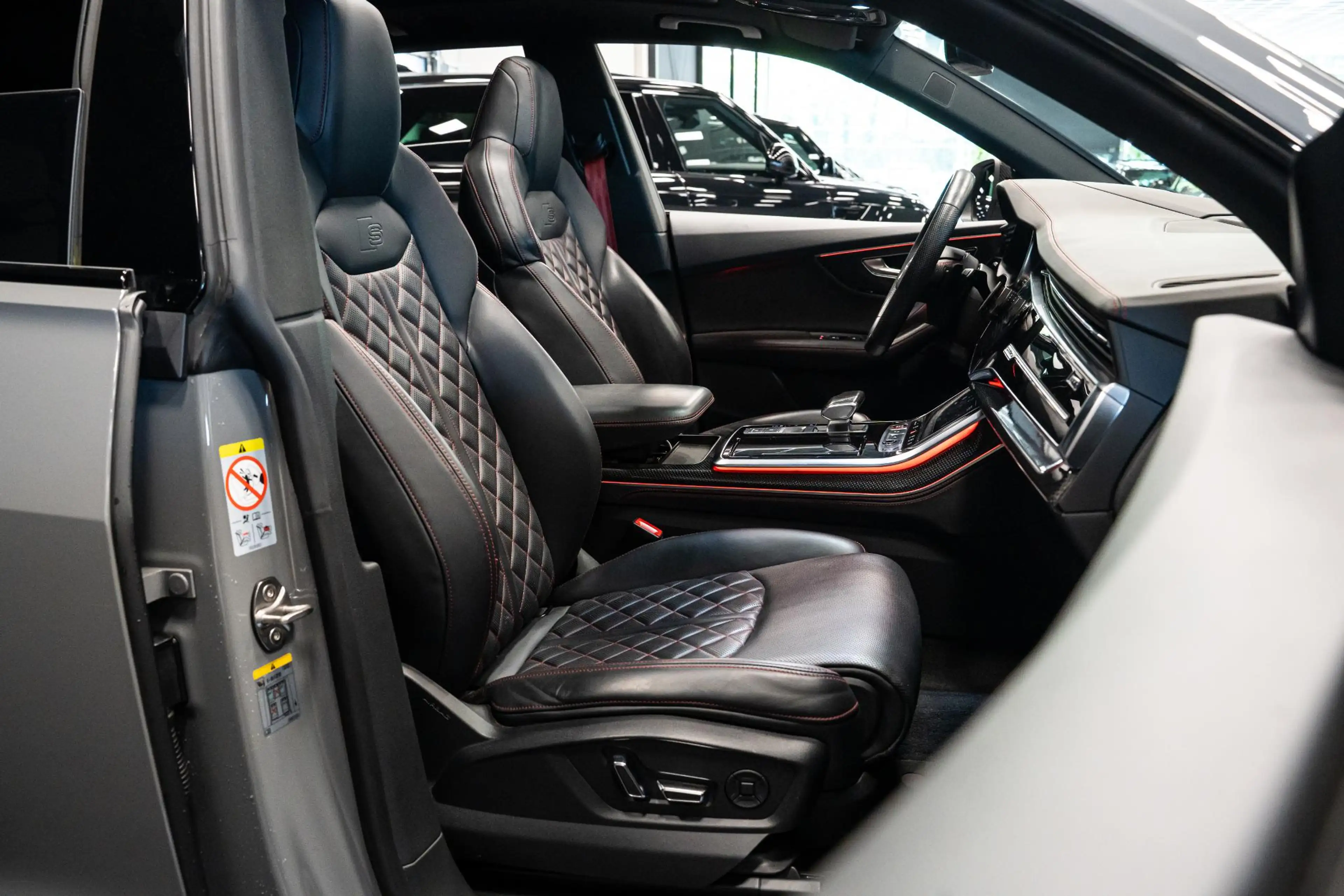 Audi SQ8 4.0 TFSI quattro *Bang & Olufsen / Panorama / Vier — photo 37
