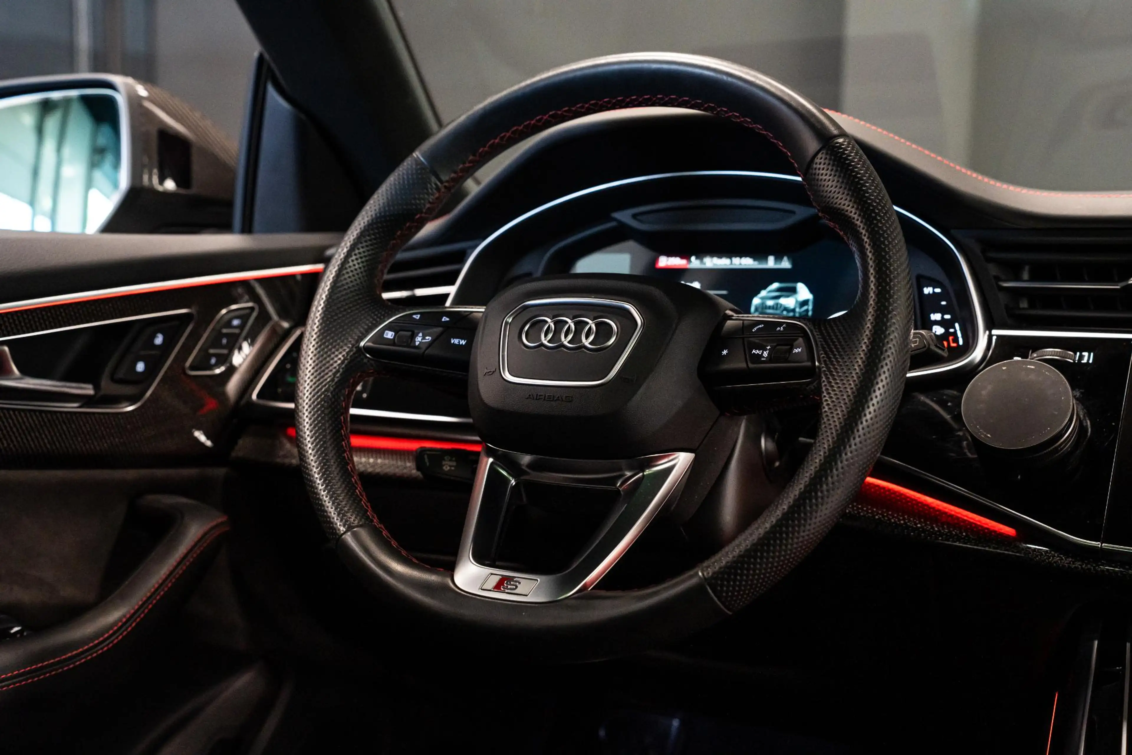 Audi SQ8 4.0 TFSI quattro *Bang & Olufsen / Panorama / Vier — photo 28
