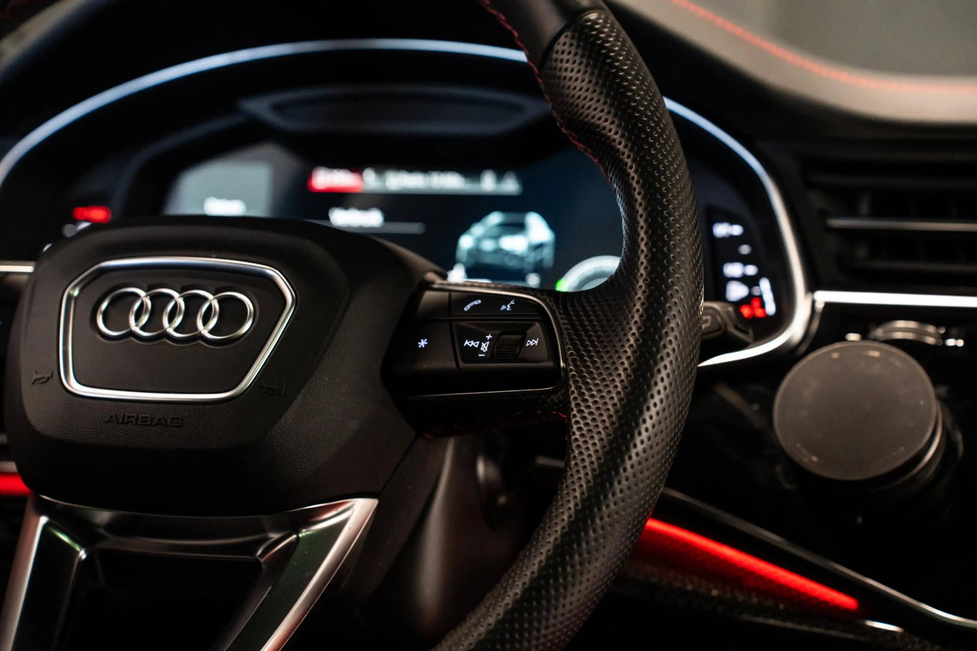 Audi SQ8 4.0 TFSI quattro *Bang & Olufsen / Panorama / Vier — photo 29