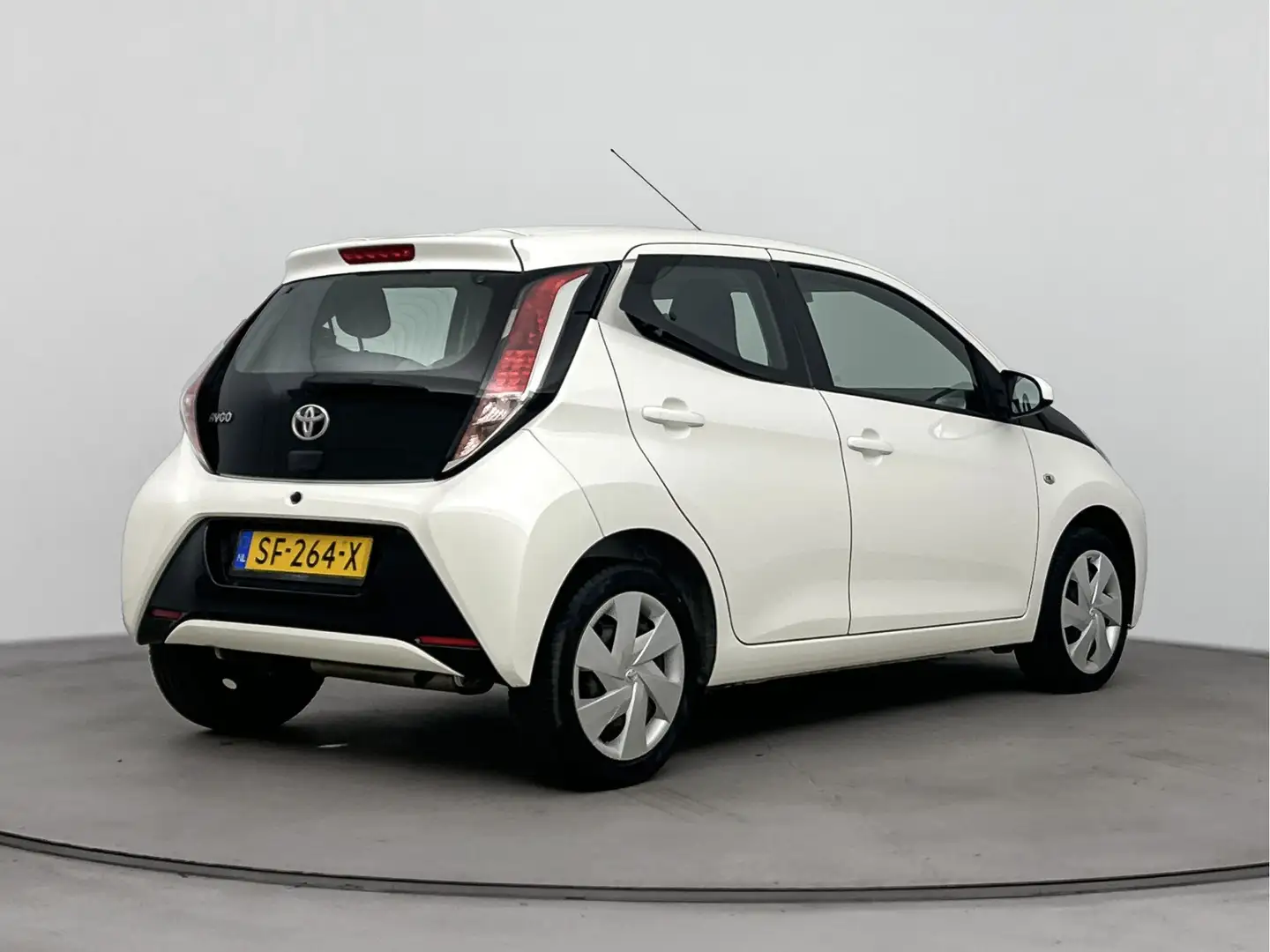 Toyota Aygo 1.0 VVT-i x-play Wit - 2