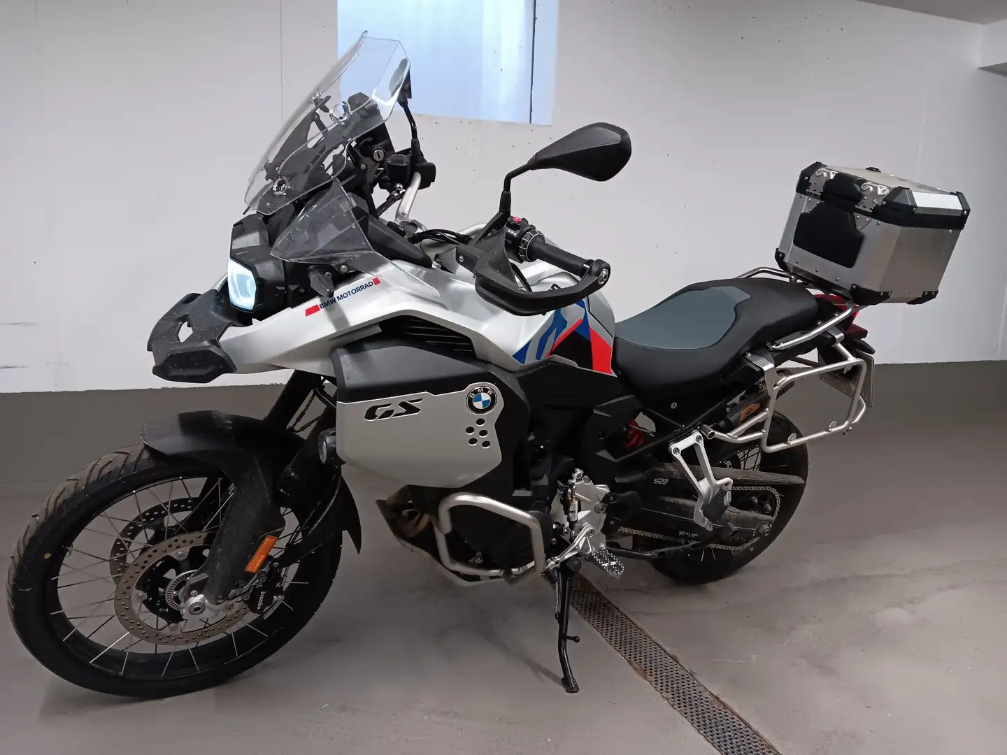 BMW F 900 GS Adventure Ride Pro Bílá - 1