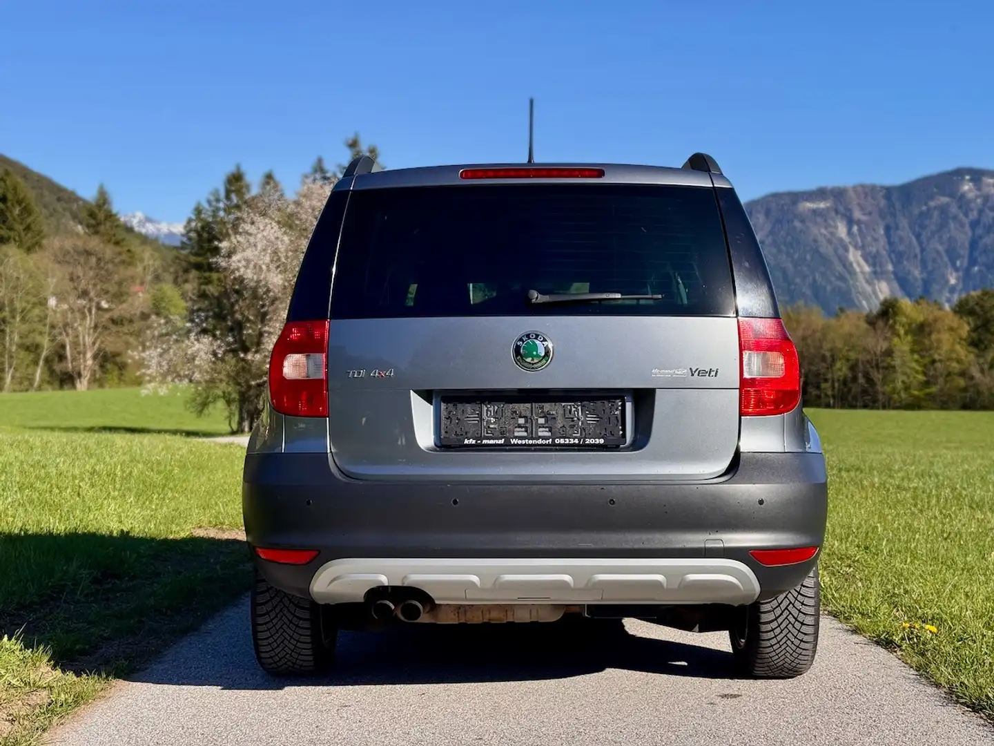 Skoda Yeti Yeti 4x4 Twenty Elegance 2,0 TDI CR DPF Twenty Elegance Grau - 2