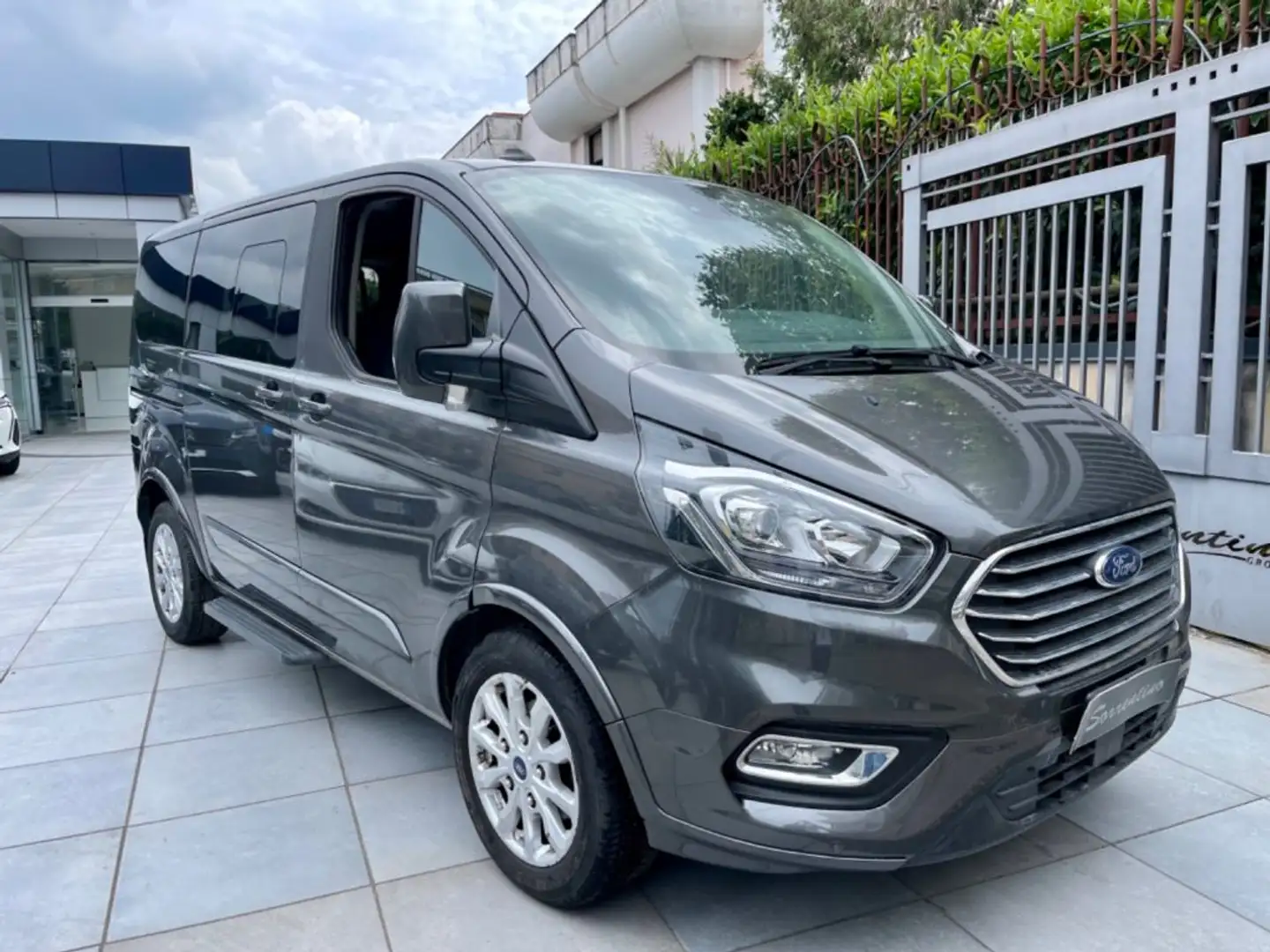 Ford Tourneo Custom 320 2.0 EcoBlue 185CV PL Titanium Grigio - 1