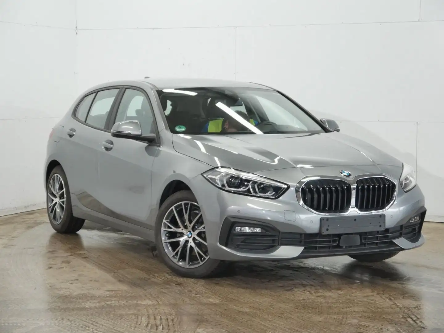 BMW 118 i Lim. Advantage LED HiFi Kamera NP:40.000€ Grau - 2