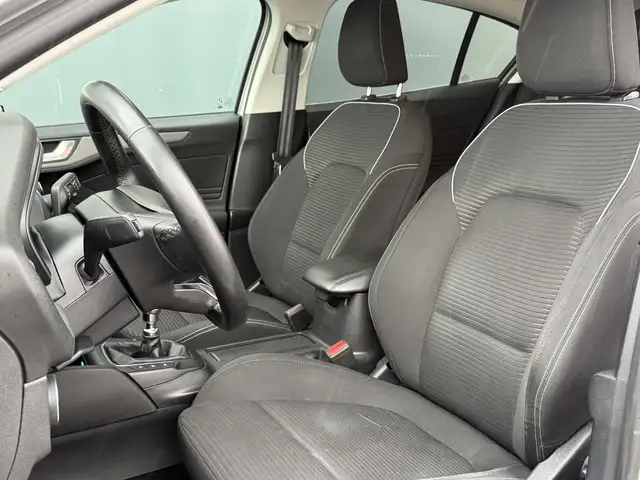 Ford Focus view 3
