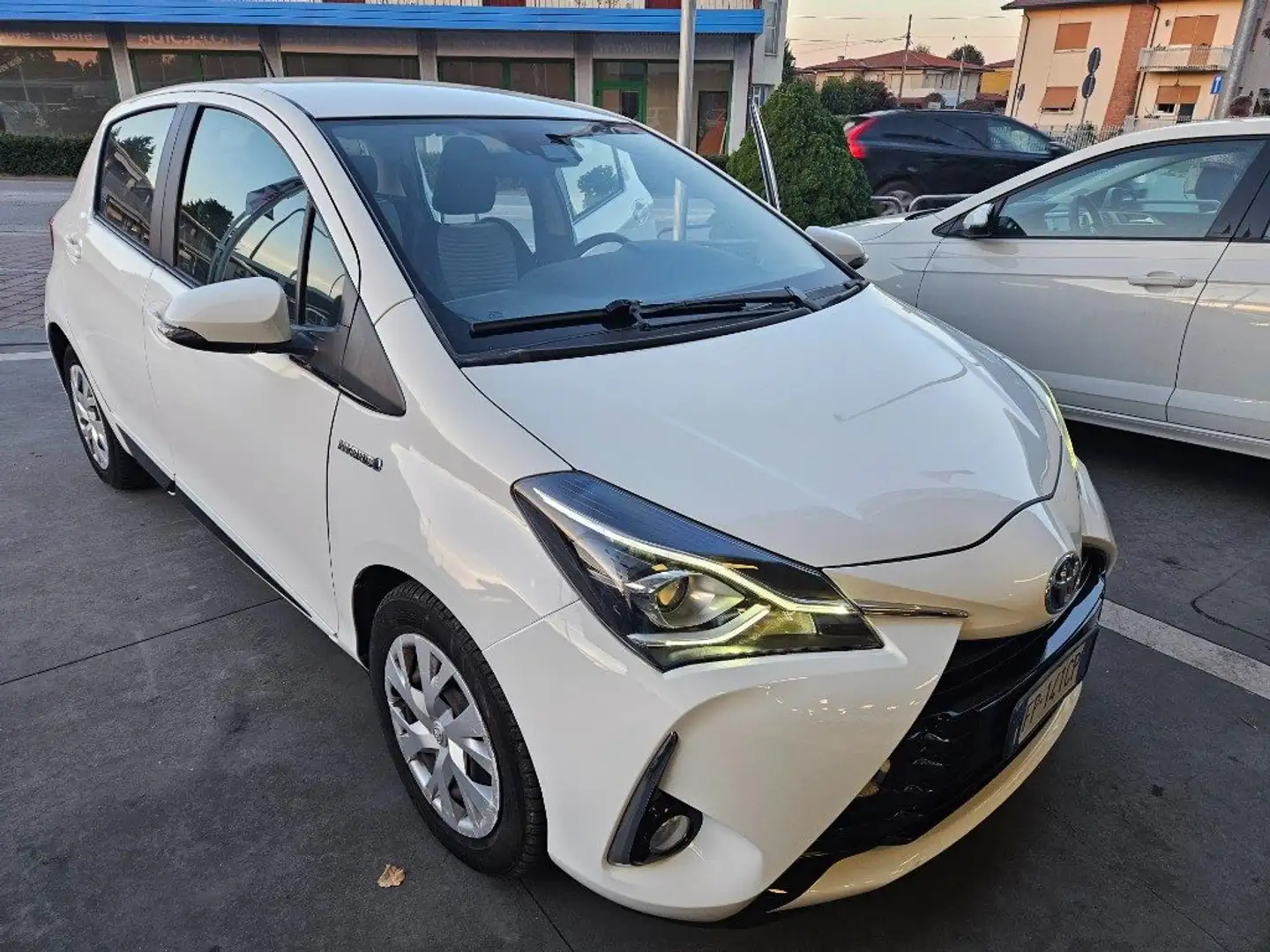 Toyota Yaris 1.5 Hybrid 5 porte ACTIVE Bianco - 1