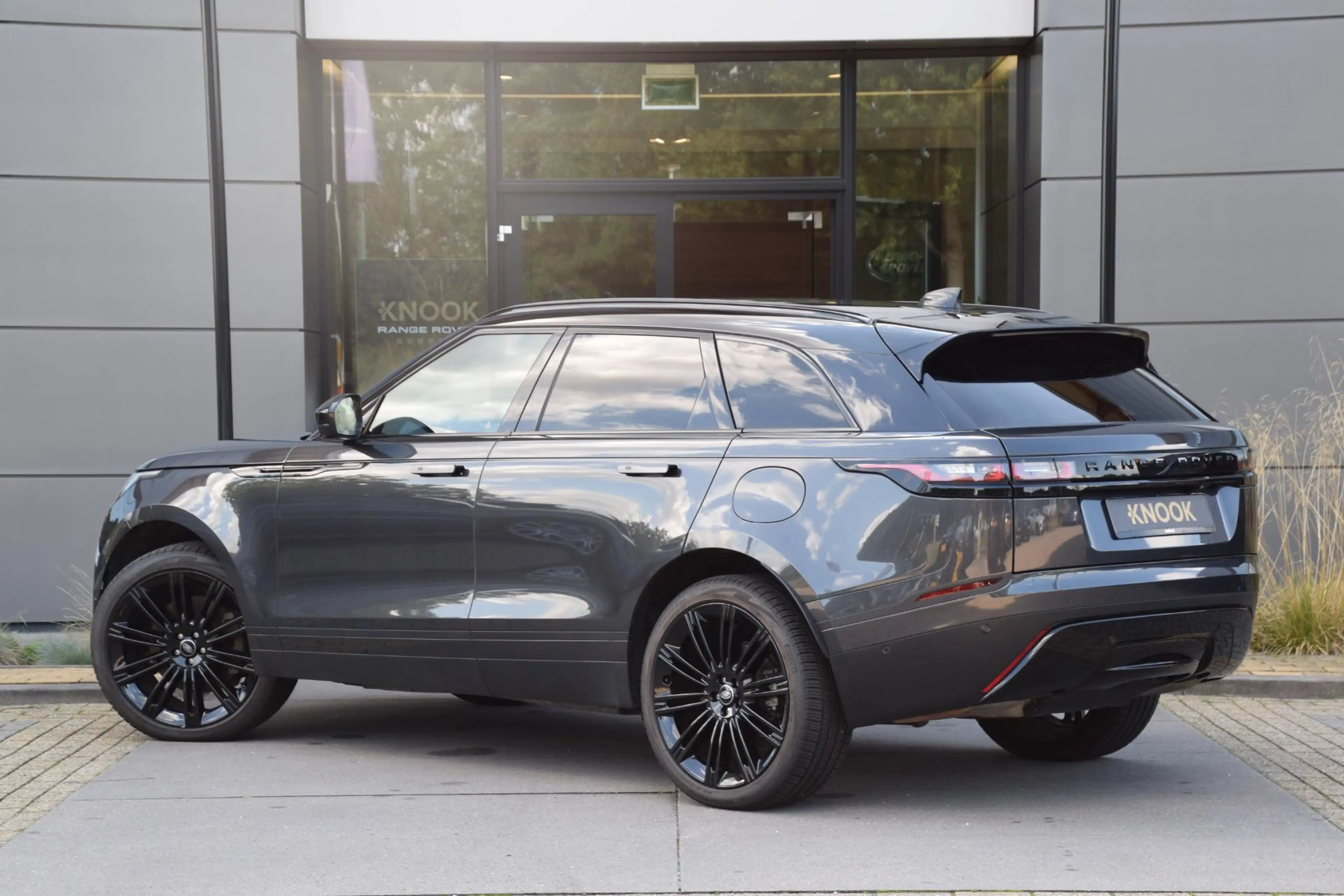 Land Rover Range Rover Velar P400e SE — photo 4