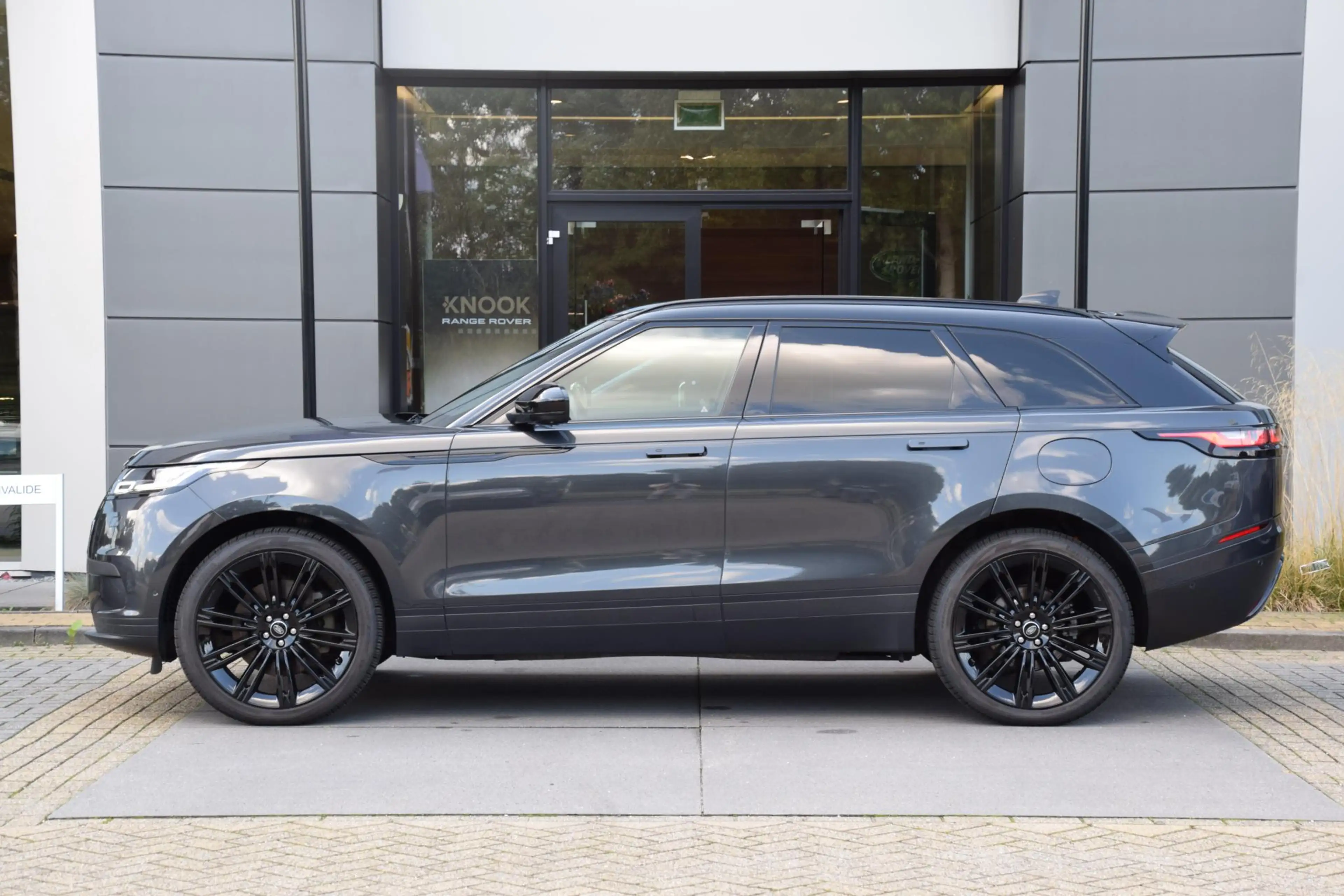 Land Rover Range Rover Velar P400e SE — photo 3