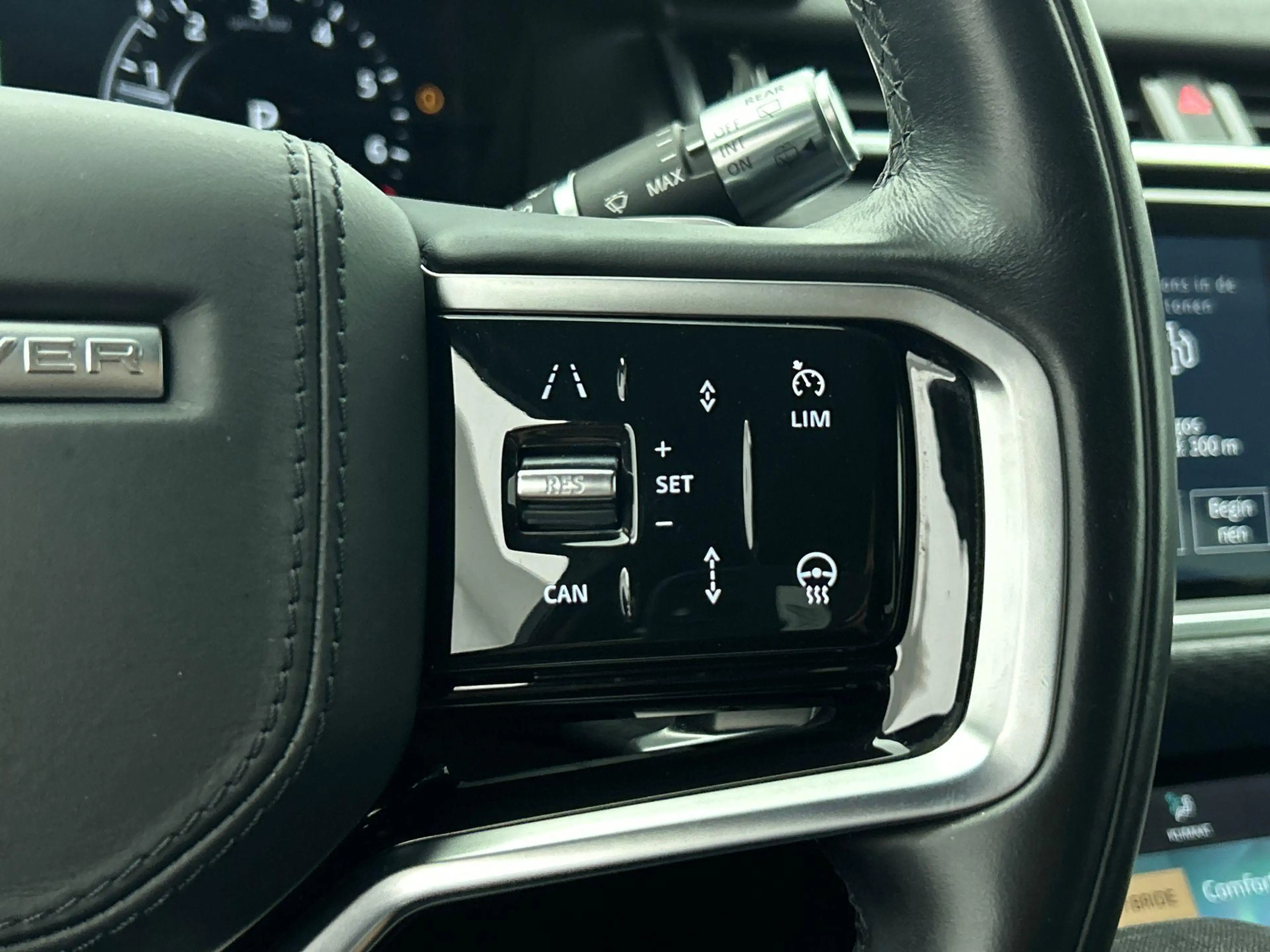 Land Rover Range Rover Velar P400e SE — photo 15