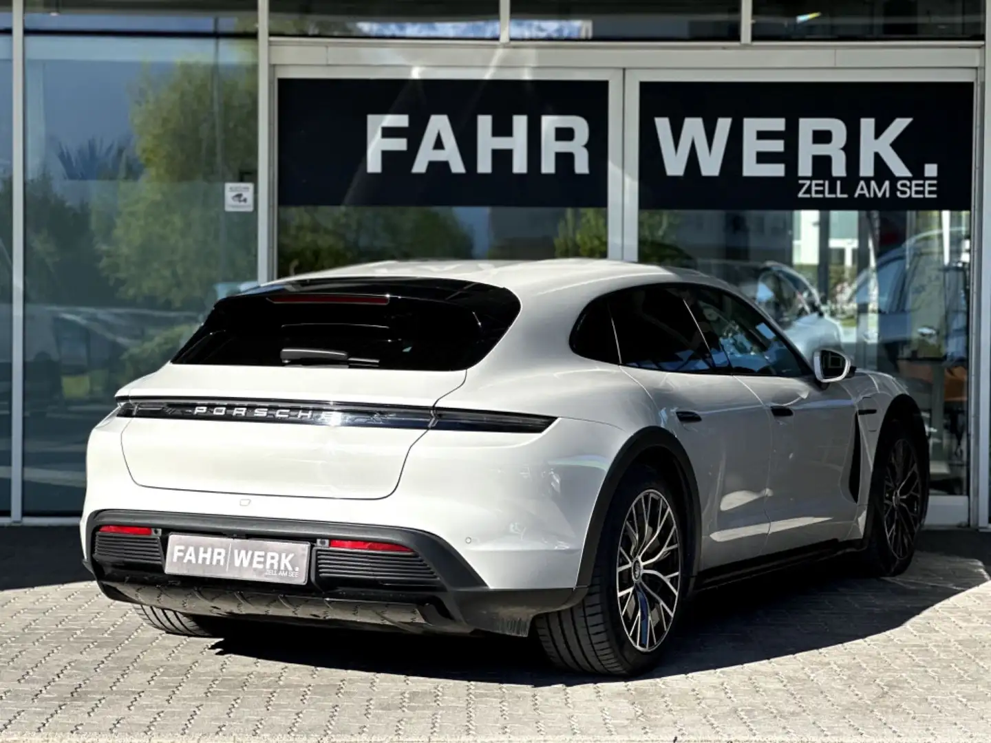 Porsche Taycan 4 Cross Turismo Grau - 2