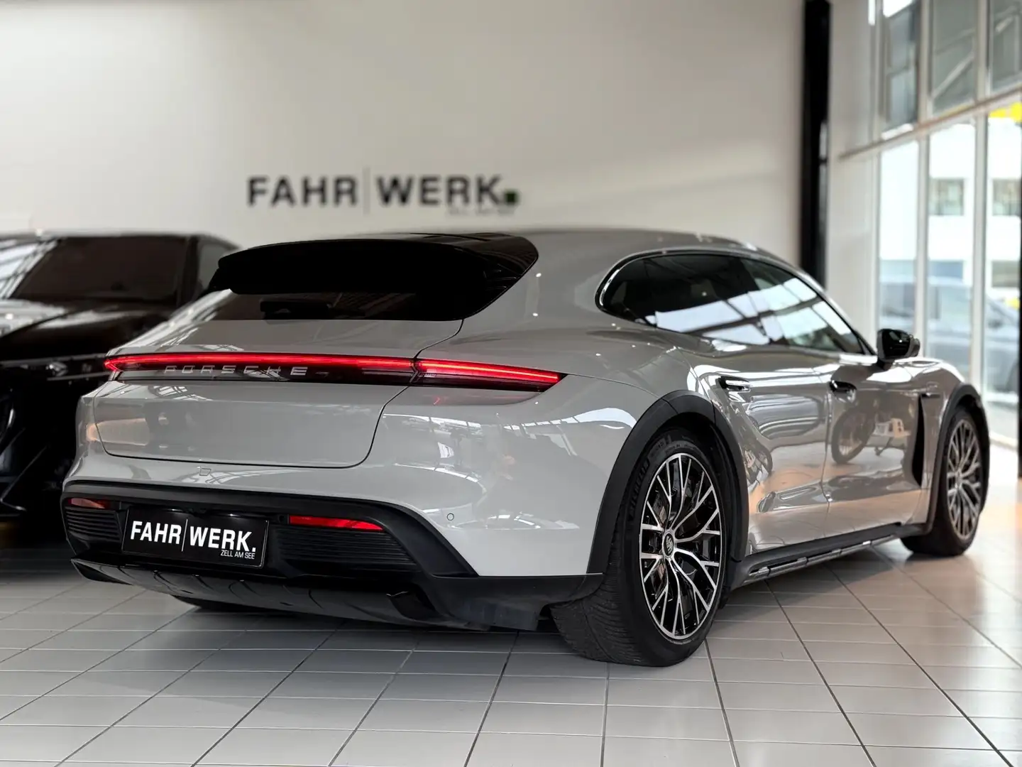 Porsche Taycan 4 Cross Turismo Grau - 2