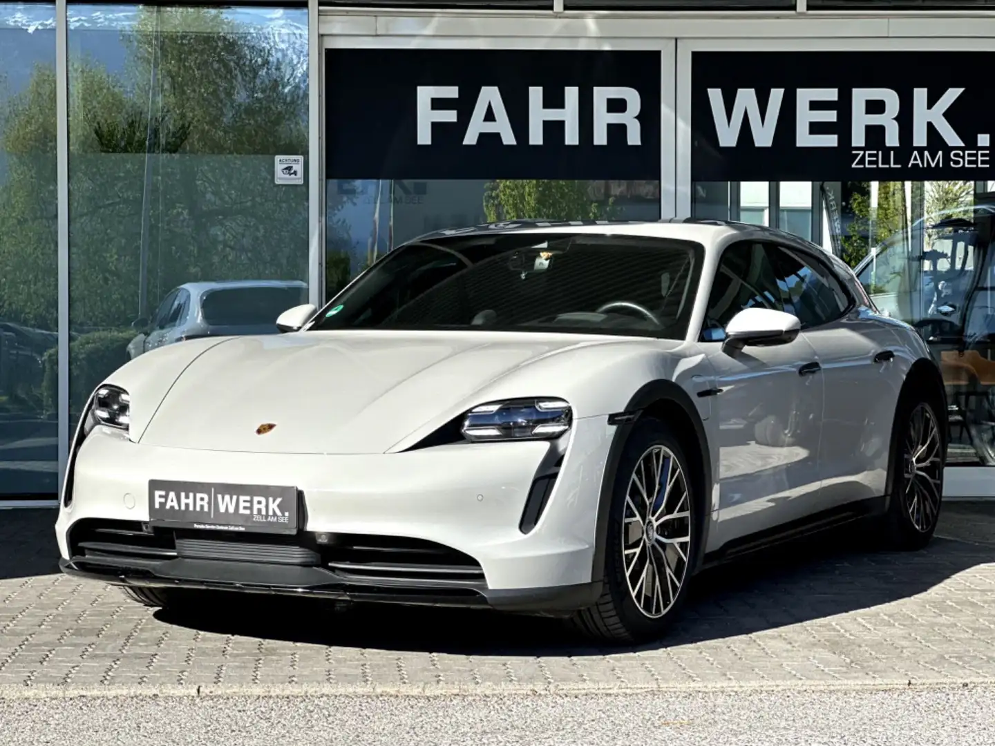 Porsche Taycan 4 Cross Turismo Grau - 1