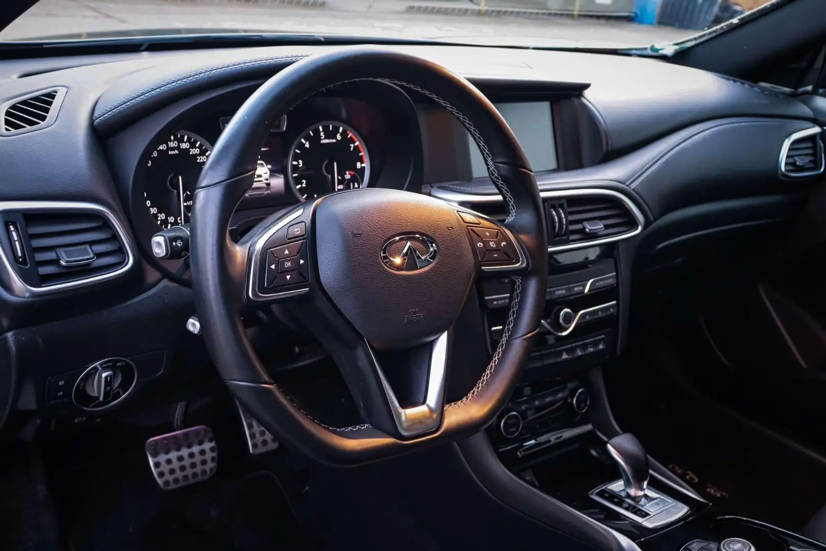 Infiniti Q30 2.0t DCT AWD Sport Tech Grau - 2