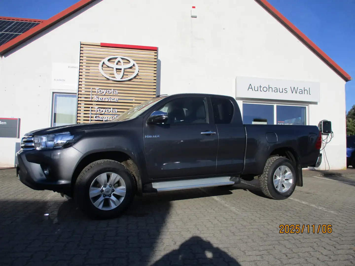Toyota Hilux 2.4 Extra Cab Comfort 4x4,1.Hd.,unfallfrei,scheckheft Grau - 2