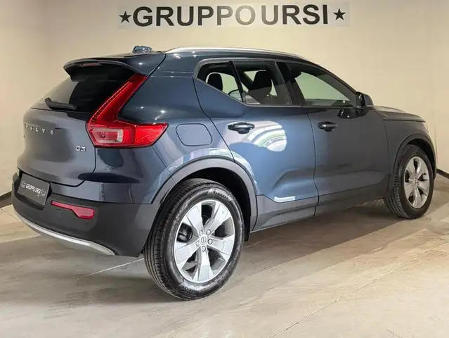 Volvo XC40 view 3