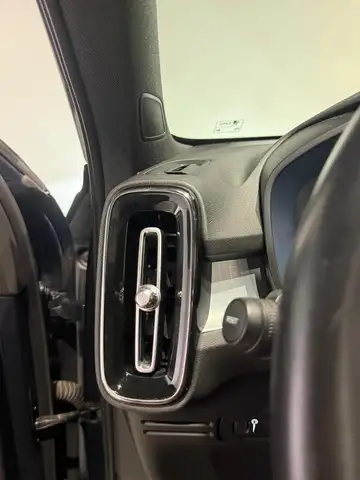Volvo XC40 view 11