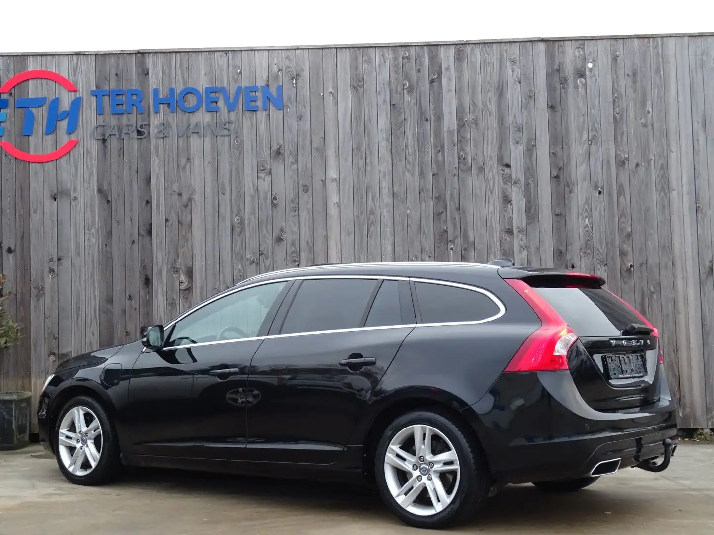 Volvo V60 Summum Plug-in Hybrid Klima Nav AHK 206KW E5 Schwarz - 2