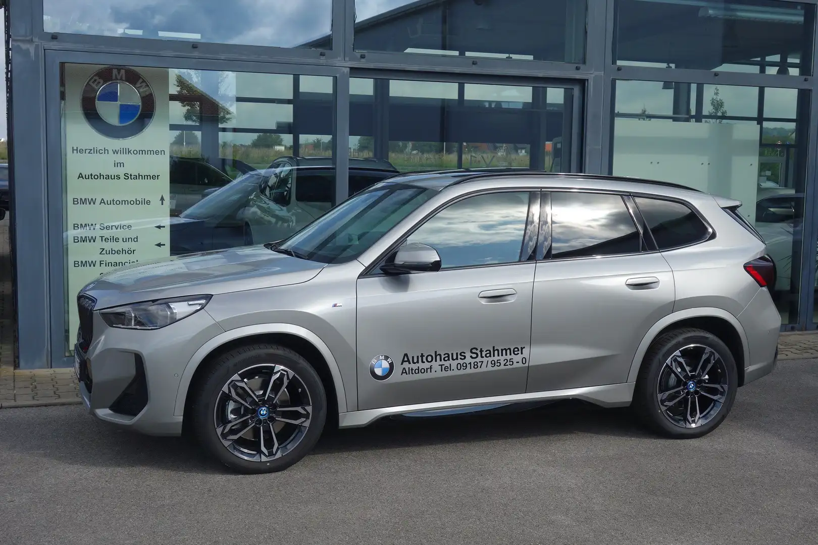 BMW iX1 xDrive30 M Sport - Vollausstattung Head-Up Gris - 2