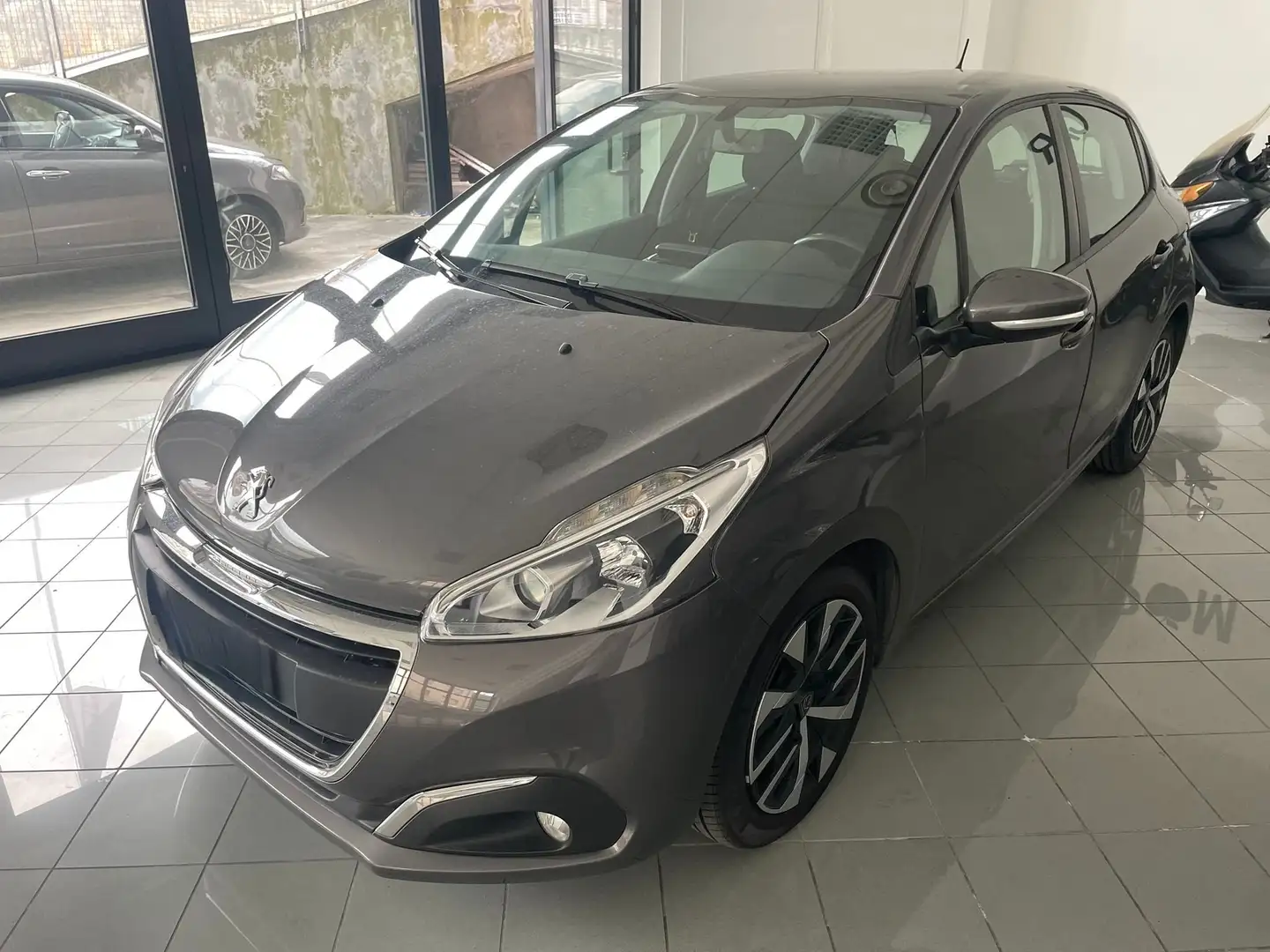 Peugeot 208 208 I 2015 5p 1.2 puretech Allure gpl 82cv Grijs - 1