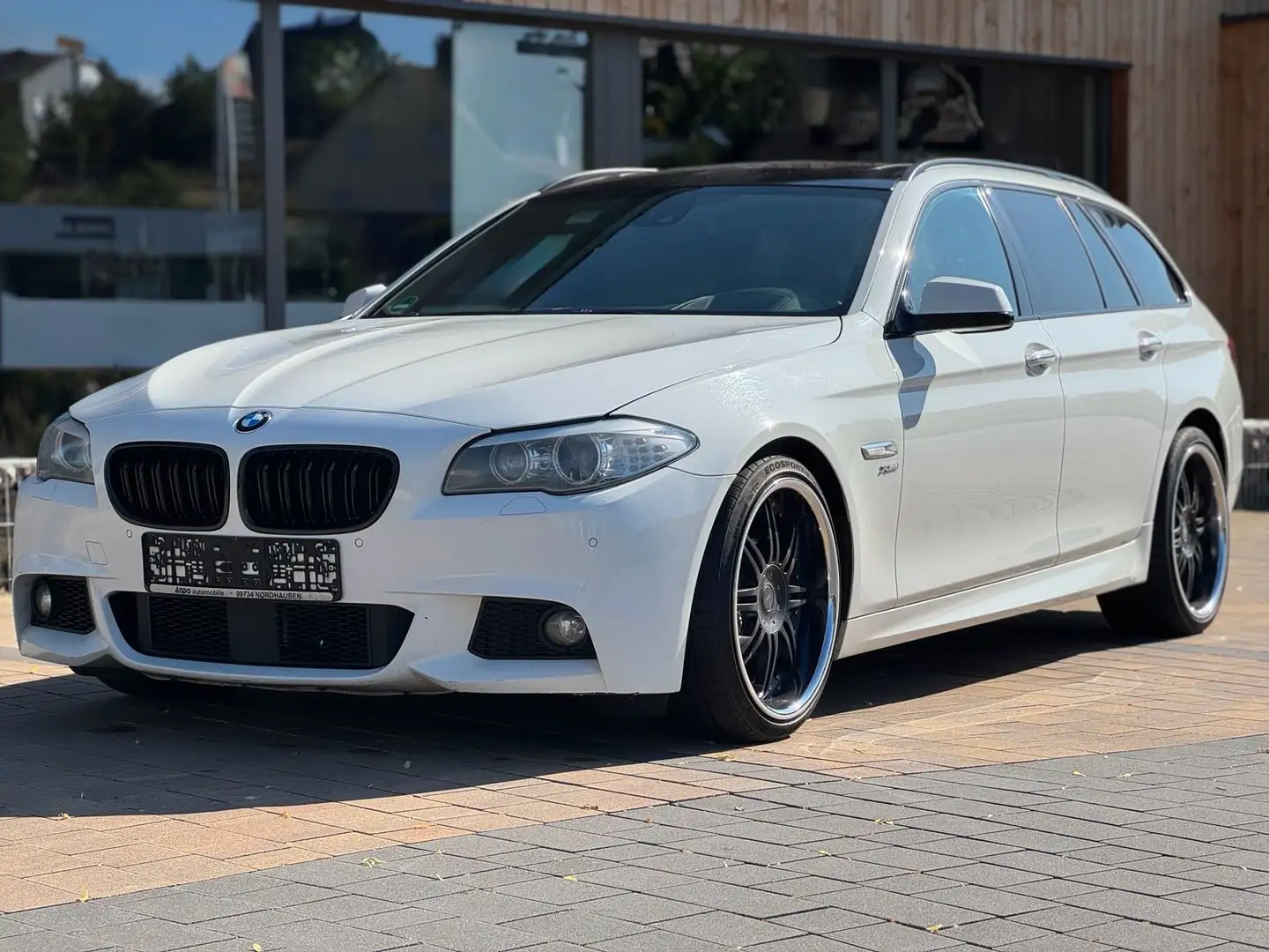 BMW 535 535d xDrive Touring Aut. M-Paket White - 1