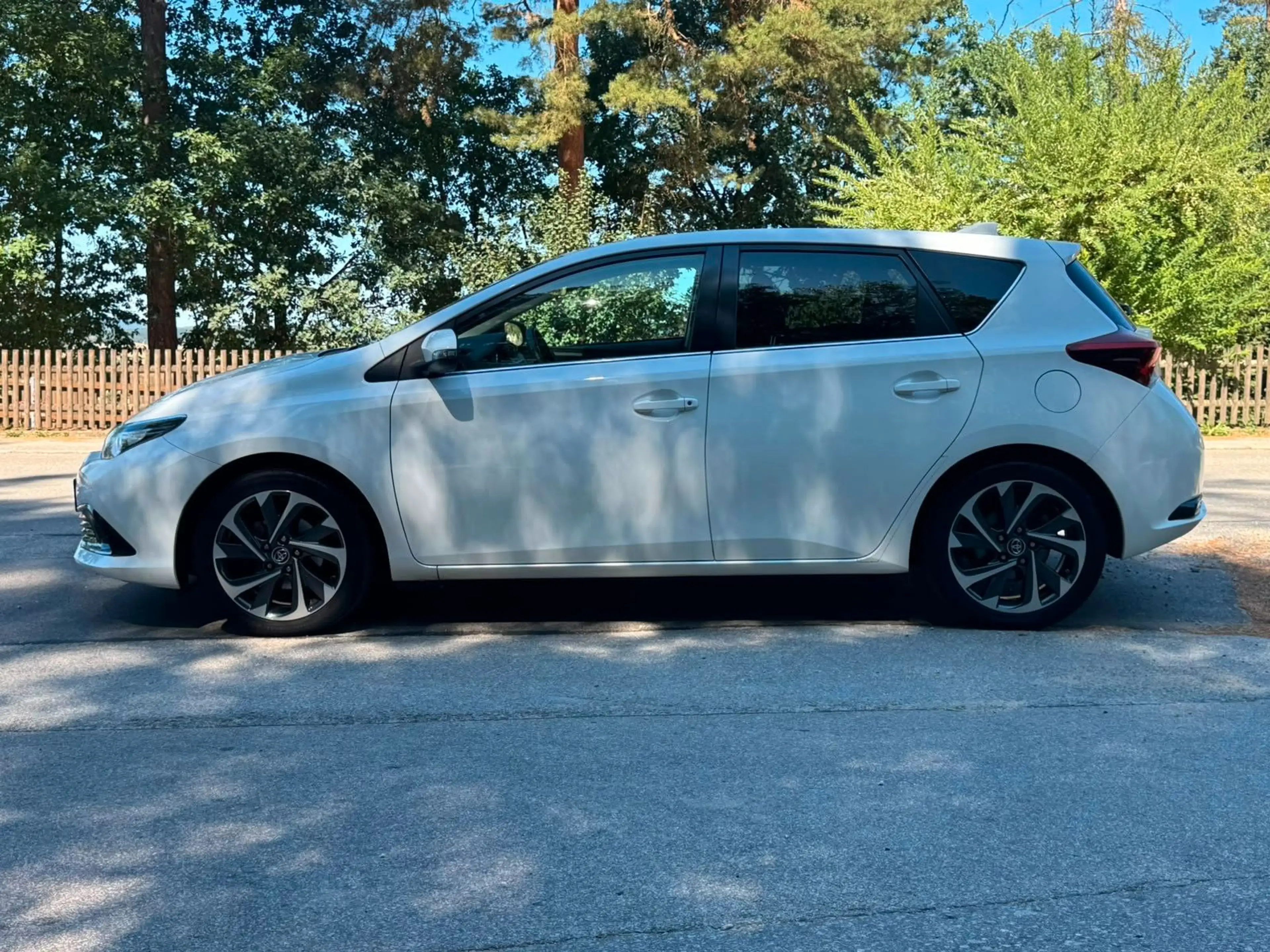 Toyota Auris 1.2T Design Edition 8FACH R-KAM 17" LM SHZ — photo 9