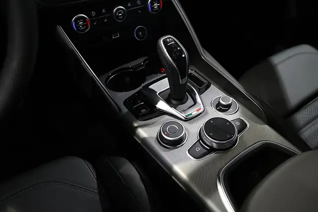 Alfa Romeo Giulia 2.0 16V 280 AT8 Q4 Veloce W-EDIZIONE Ansicht 17