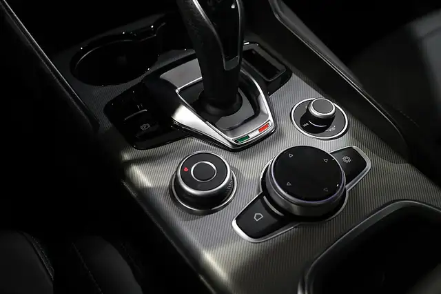 Alfa Romeo Giulia 2.0 16V 280 AT8 Q4 Veloce W-EDIZIONE Ansicht 23