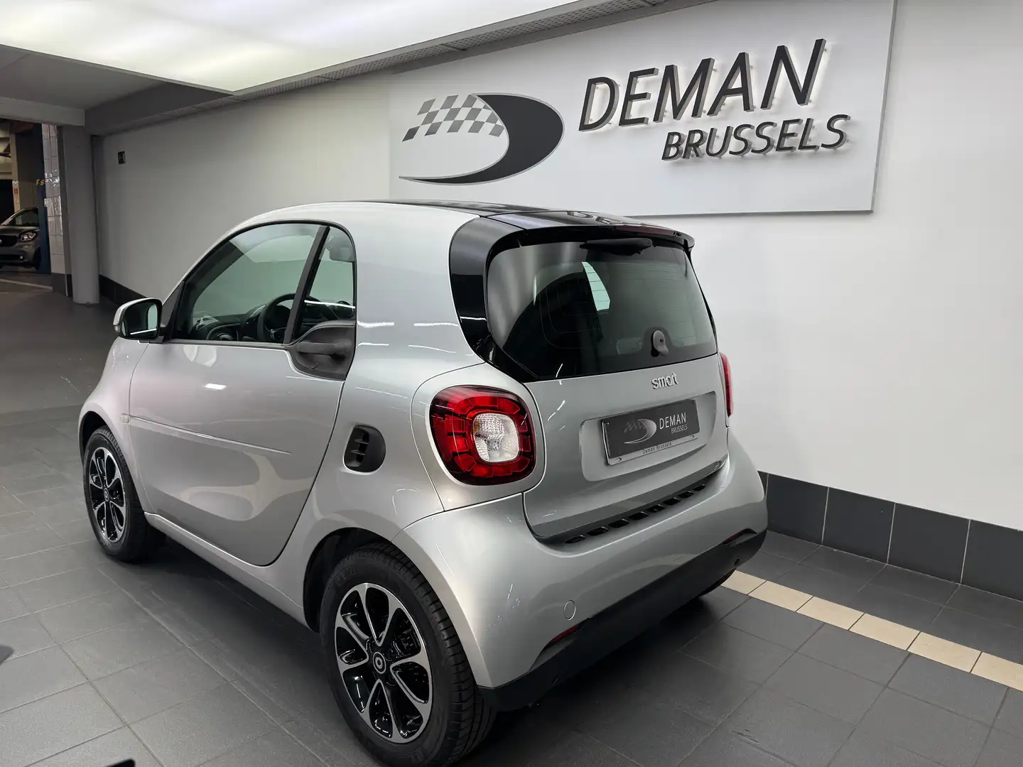 smart forTwo Coupé 0.9 Turbo Passion DCT-Auto -90 Ch -Pano. Silber - 2