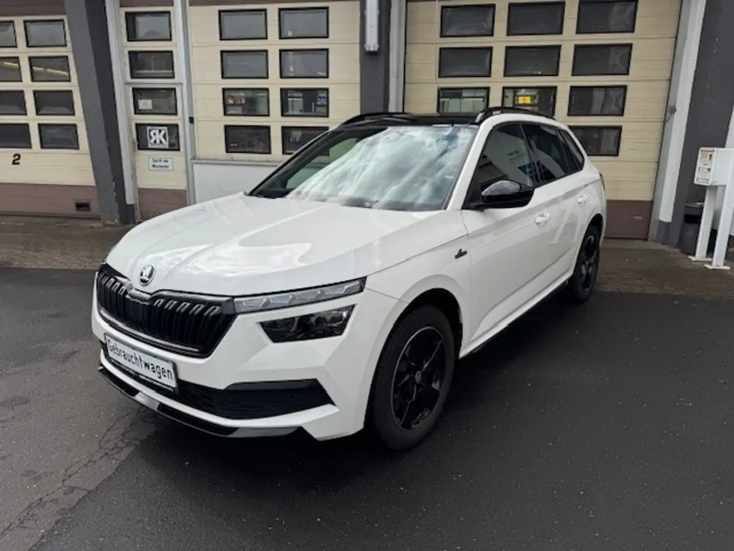 Skoda Kamiq 1,5TSI Monte Carlo AHK Kamera PDC SHZ Panora Weiß - 2