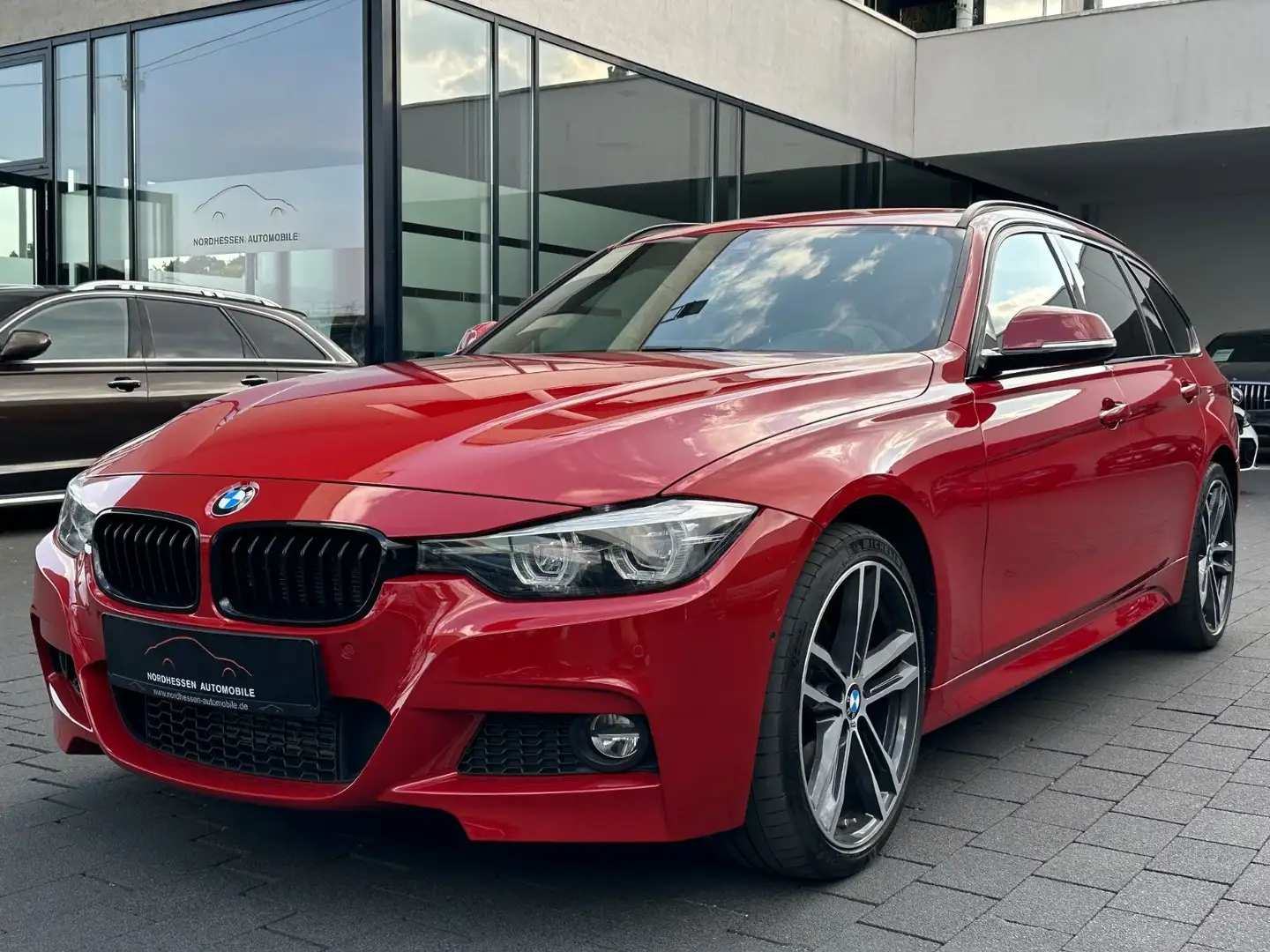 BMW 330 d xDrive Touring M Sport Shadow | Head-Up Czerwony - 1