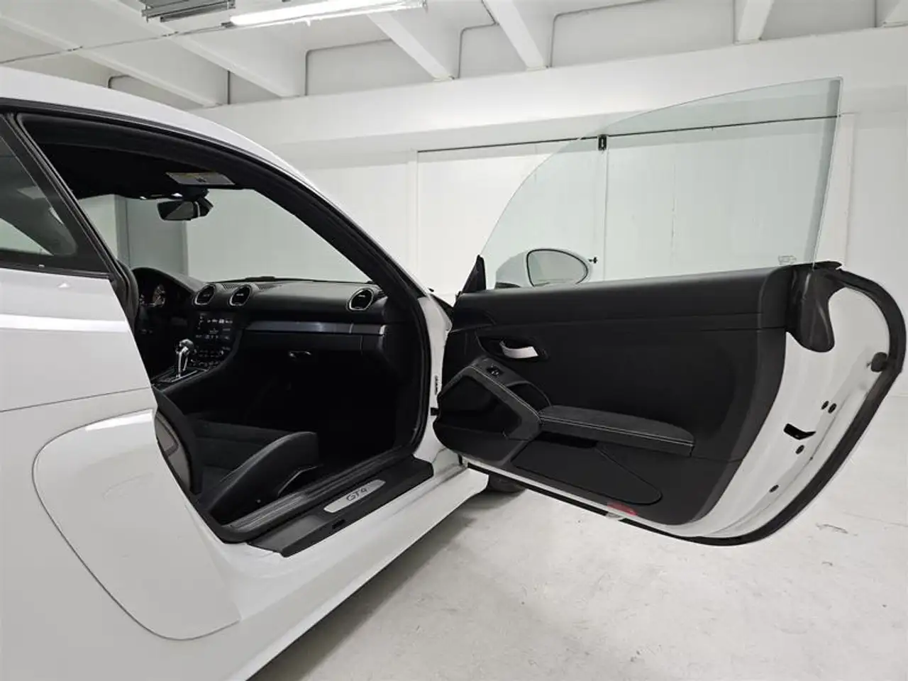 Porsche 718 Cayman photo Porsche 718 Cayman
