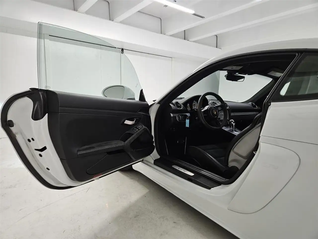 Porsche 718 Cayman photo Porsche 718 Cayman