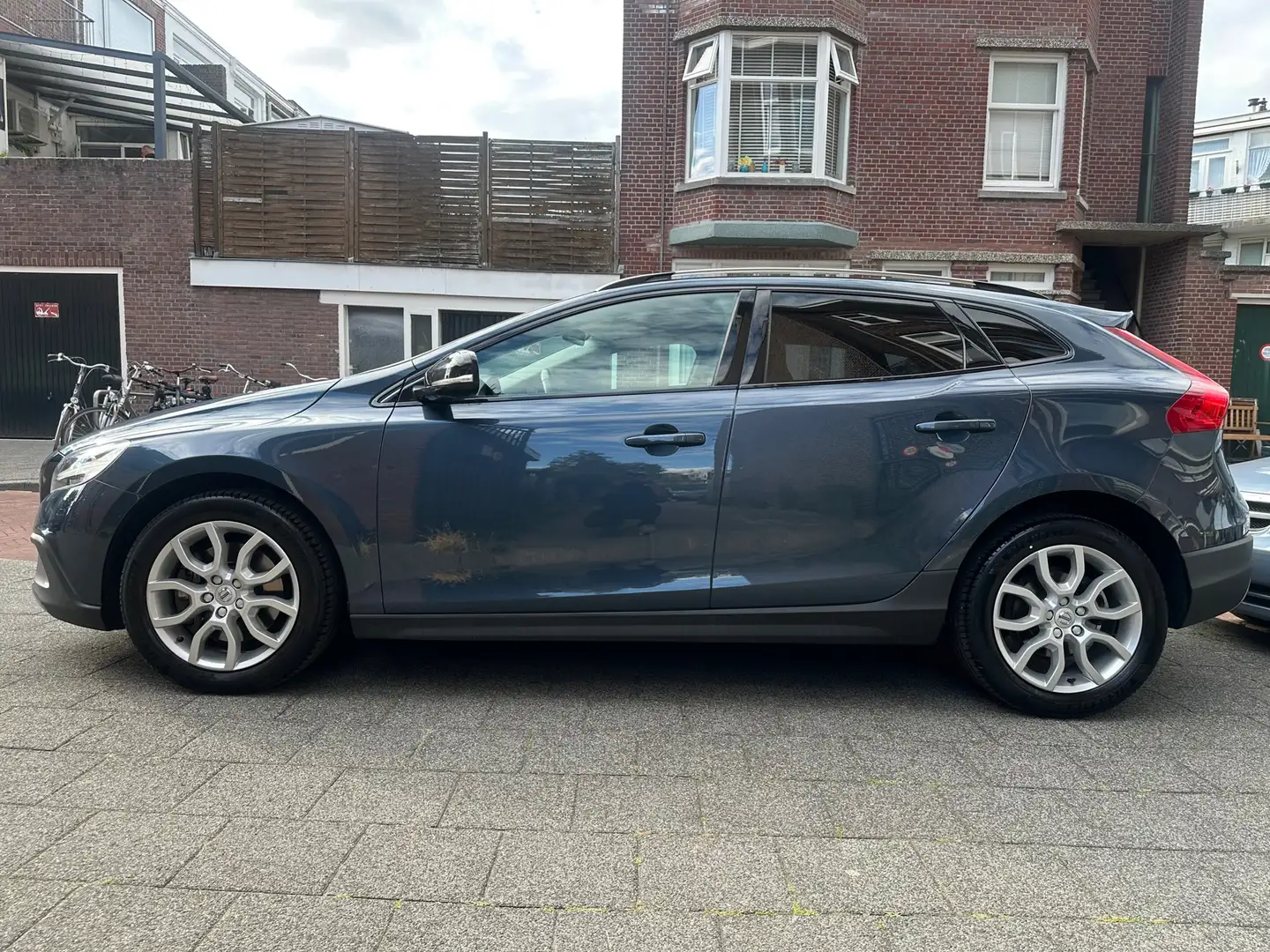 Volvo V40 Cross Country 1.5 T3 Polar+ Luxury Cross Country Pano Elekt. Lee Blauw - 2