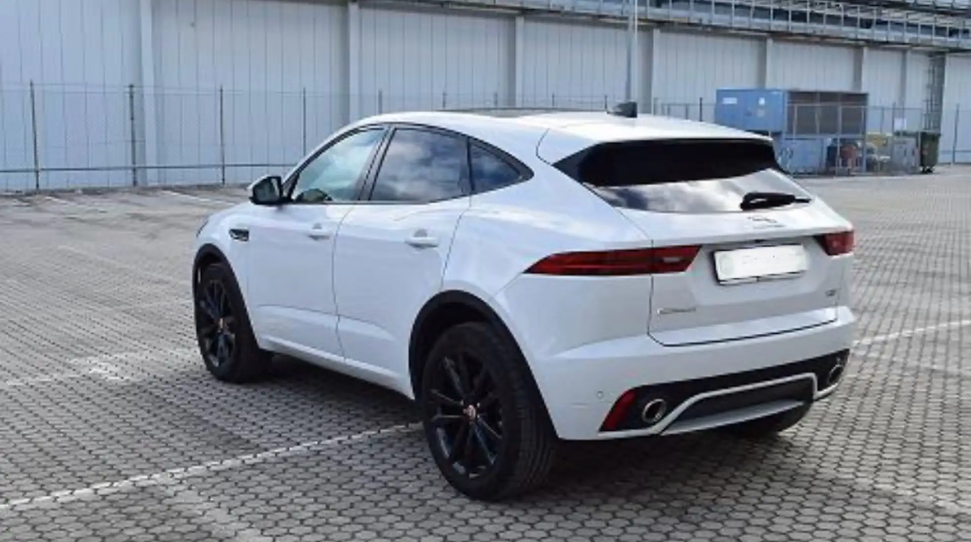 Jaguar E-Pace R-Dynamic 2.0 180cv Chequered Flag edition - 2